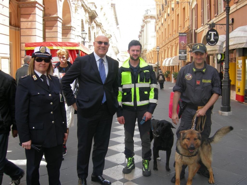 Foto-1-Sindaco,-Vigili,-Guardia-di-Finanza,-protezione-civile,--cani-antidroga-(Medium).JPG