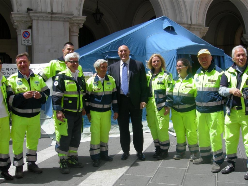 Foto-4-Sindaco-e-Protezione-civile-(Medium).JPG