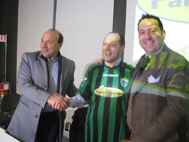 foto-sponsor-con-maglia-neroverde.JPG