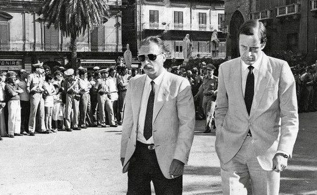 leonardo-guarnotta-e-paolo-borsellino-al-funerale-del-poliziotto-antonio-cassara-ucciso-dalla-mafia-il-6-agosto-1985.jpg
