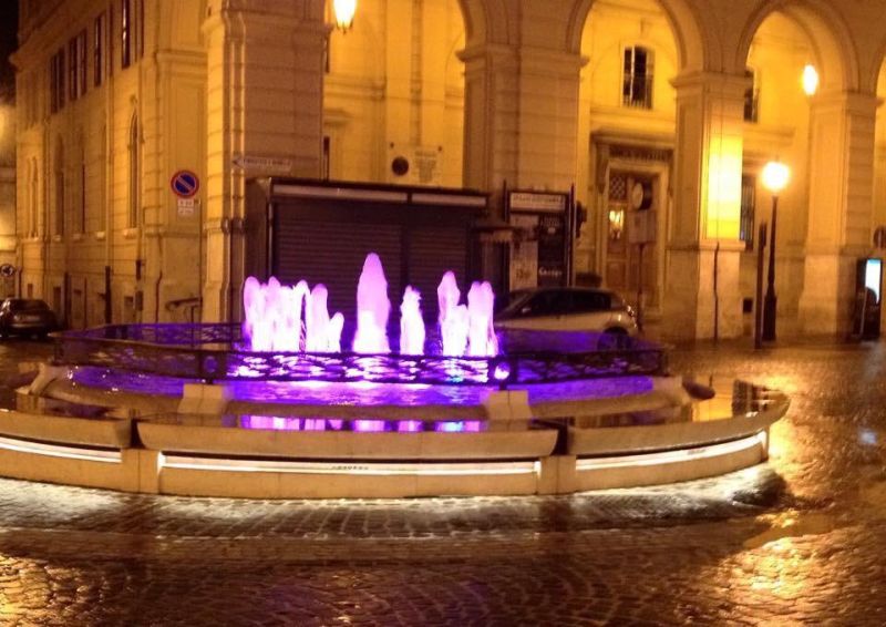 191117---Fontana-piazza-Valignani-a-Chieti-viola-per-la-Giornata-mondiale-della-prematurita.jpg